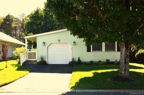 Property Slideshow image 2 of 24 | 105 w village cir 105, Brookhaven, NY, 11949