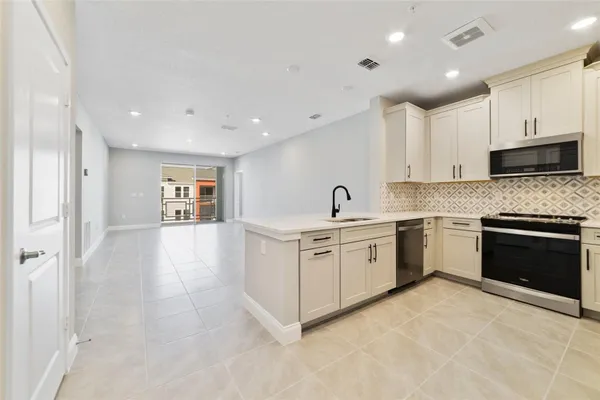 Property Slideshow image 3 of 25 | 7557 laureate blvd unit 6401, Orlando, FL, 32827
