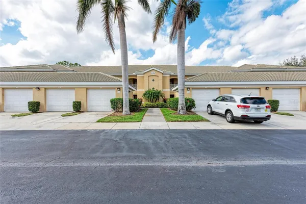 Property Slideshow image 3 of 41 | 6326 grand oak cir 203, Bradenton, FL, 34203