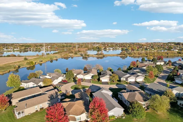 Property Slideshow image 3 of 39 | 328 legacy ct, Grayslake, IL, 60030