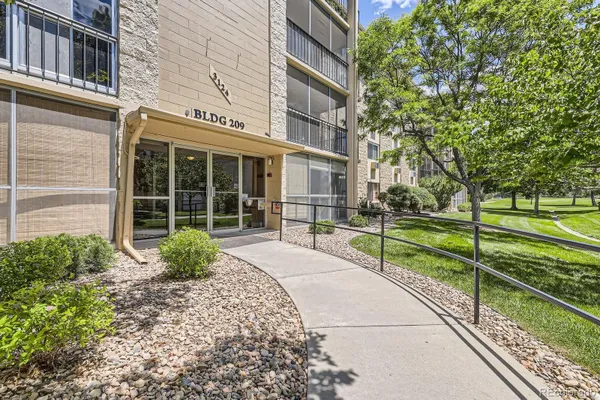 Property Slideshow image 2 of 17 | 3124 s wheeling way apt 102, Aurora, CO, 80014