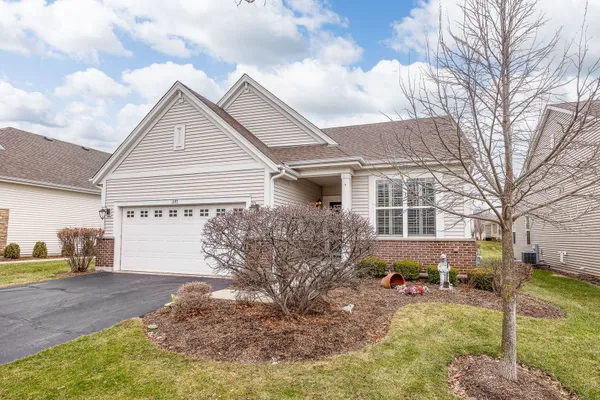 Property Slideshow image 2 of 35 | 1193 heathrow ln, Aurora, IL, 60502