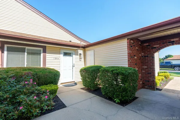 Property Slideshow image 3 of 17 | 1205 gotham dr, Smithtown, NY, 11780
