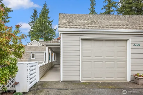 Property Slideshow image 2 of 29 | 22125 se 40th ln, Issaquah, WA, 98029