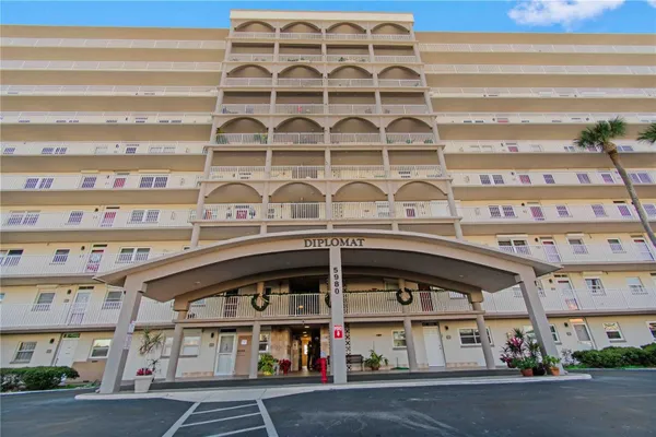 Property Slideshow image 2 of 59 | 5980 shore blvd 701, Gulfport, FL, 33707