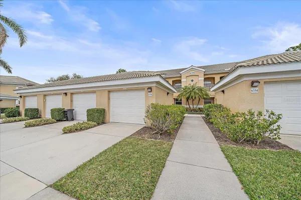 Property Slideshow image 3 of 44 | 6334 grand oak cir 201, Bradenton, FL, 34203