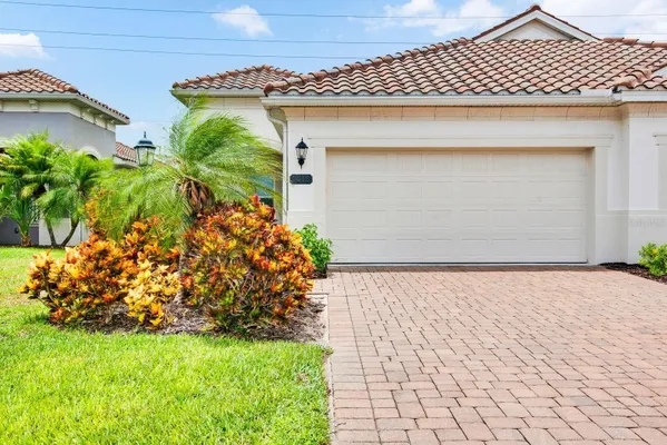 Property Slideshow image 2 of 49 | 1418 calle grand st, Bradenton, FL, 34209