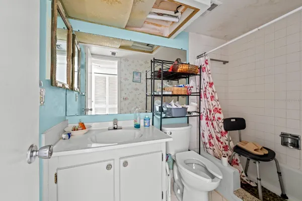 Property Slideshow image 3 of 24 | 4550 cove cir apt 305, St Petersburg, FL, 33708