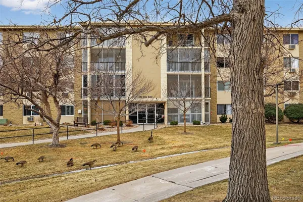 Property Slideshow image 3 of 26 | 3124 s wheeling way apt 212, Aurora, CO, 80014
