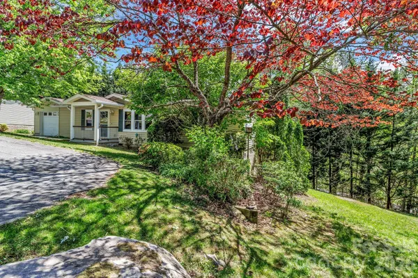 Property Slideshow image 2 of 31 | 405 deerfield ct, Hendersonville, NC, 28792