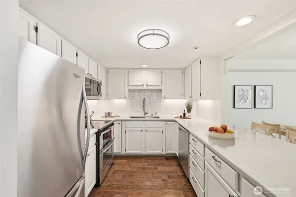 Property Slideshow image 2 of 40 | 4081 224th ln 210, Issaquah, WA, 98029
