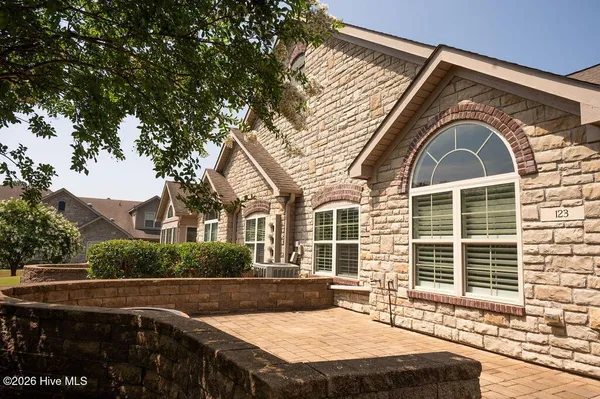 Property Slideshow image 3 of 60 | 123 w chelsea ct, Southern Pines, NC, 28387