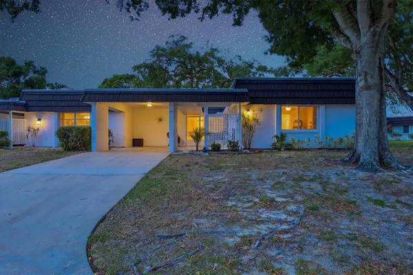 Property Slideshow image 3 of 41 | 1333 glen oaks dr 135, Sarasota, FL, 34232