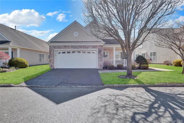 Property Slideshow image 2 of 28 | 3 louden loop, Brookhaven, NY, 11766