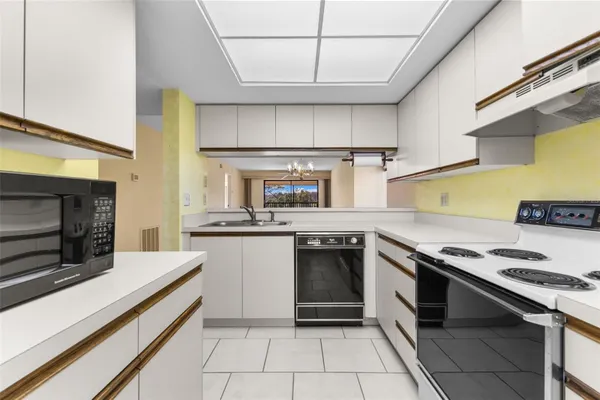 Property Slideshow image 2 of 38 | 1938 golfview dr # 1938, Tarpon Springs, FL, 34689