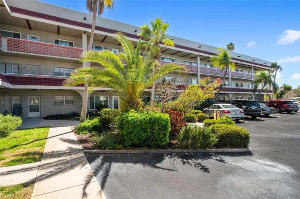 Property Slideshow image 3 of 53 | 2073 denmark st 37, Clearwater, FL, 33763