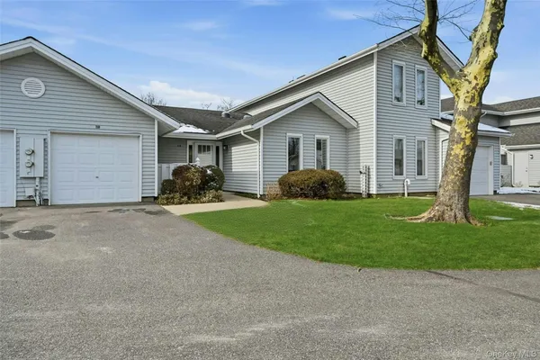 Property Slideshow image 2 of 28 | 210 elton ct, Smithtown, NY, 11780