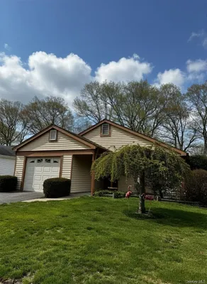 Property Slideshow image 2 of 12 | 268 edinburgh dr, Brookhaven, NY, 11961