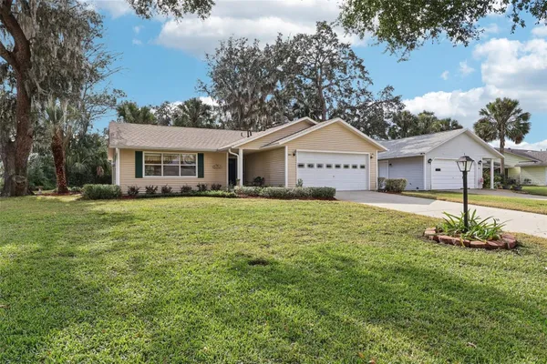 Property Slideshow image 2 of 38 | 305 brigadoon cir, Leesburg, FL, 34788