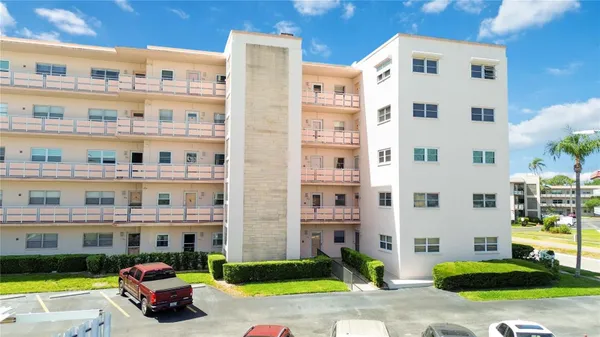 Property Slideshow image 3 of 30 | 5623 80th st n unit 202, St Petersburg, FL, 33709