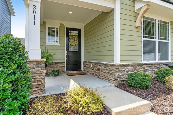 Property Slideshow image 3 of 32 | 2011 claybrook ln, Denver, NC, 28037
