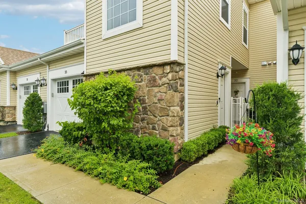 Property Slideshow image 2 of 39 | 33 greentree ct, Brookhaven, NY, 11967