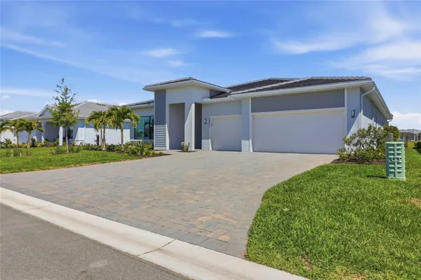 Property Slideshow image 3 of 56 | 5011 stoney point gln, Lakewood Ranch, FL, 34211