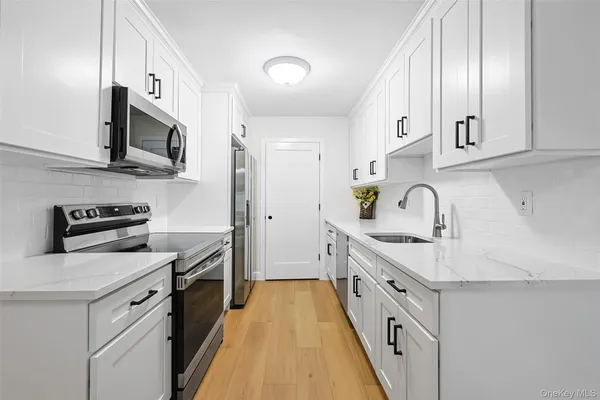 Property Slideshow image 2 of 12 | 708 w cabot ct 708, Smithtown, NY, 11780