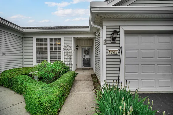 Property Slideshow image 2 of 18 | 13528 bonaire rd, Huntley, IL, 60142