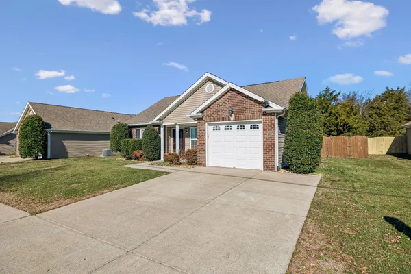 Property Slideshow image 2 of 40 | 1467 woodside dr, Lebanon, TN, 37087