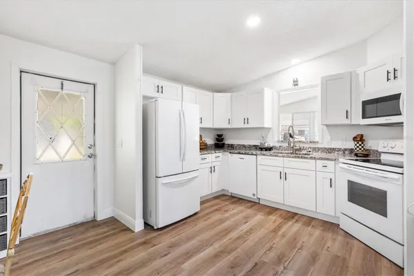 Property Slideshow image 3 of 22 | 1616 bayhill dr, Lady Lake, FL, 32159