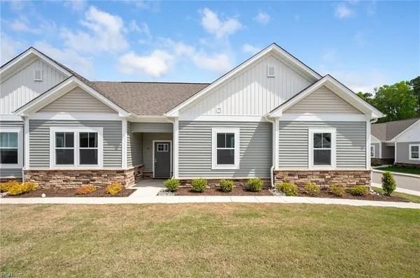 Property Slideshow image 2 of 45 | 1101 capella ln c, Suffolk, VA, 23434