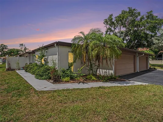 Property Slideshow image 3 of 24 | 3506 auburn ct 230, Sarasota, FL, 34231