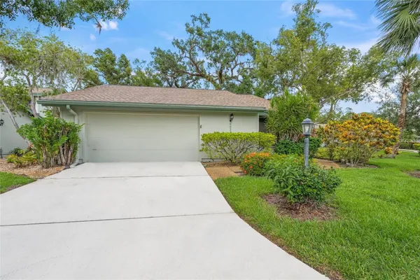 Property Slideshow image 2 of 37 | 4637 willow wood cir 44, Sarasota, FL, 34241