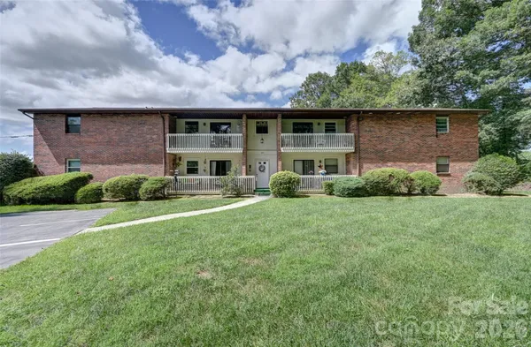 Property Slideshow image 2 of 27 | 103 oakwood pl 3, Hendersonville, NC, 28792