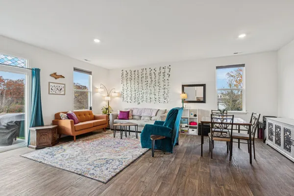 Property Slideshow image 2 of 32 | 952 darwin st, North Aurora, IL, 60542