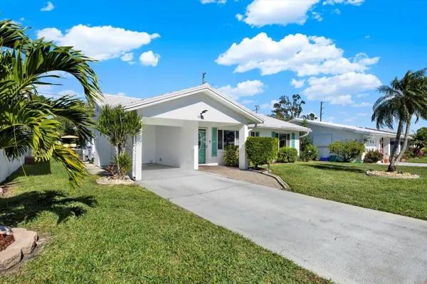 Property Slideshow image 3 of 25 | 4223 93rd ter n # 5, Pinellas Park, FL, 33782