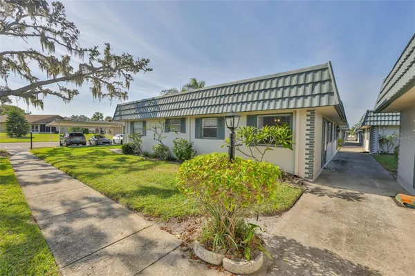 Property Slideshow image 2 of 46 | 1811 bedford ln 153, Sun City Center, FL, 33573