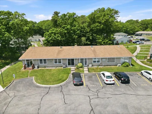 Property Slideshow image 3 of 23 | 158 falmouth ct a, Brookhaven, NY, 11961