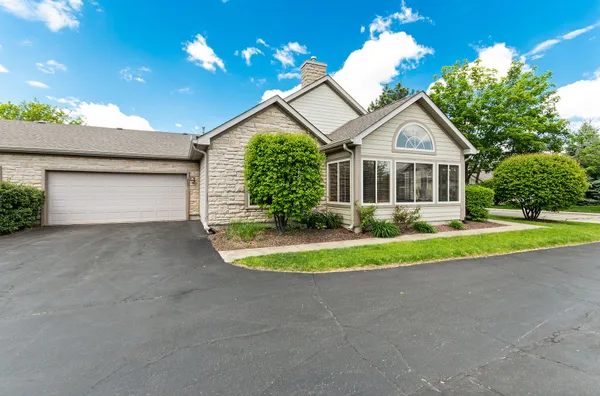 Property Slideshow image 3 of 21 | 1920 timbers edge cir 1920, Joliet, IL, 60431