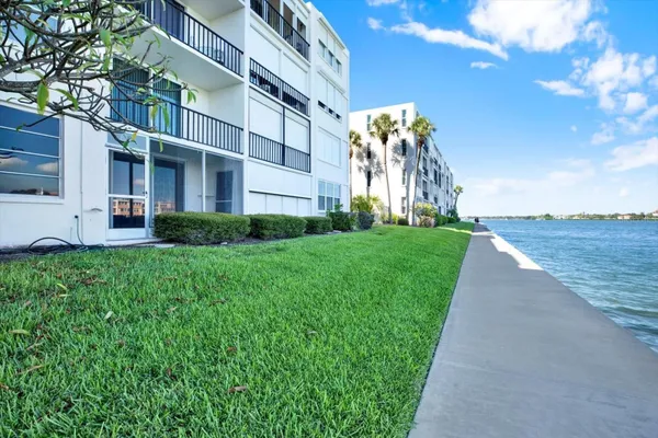 Property Slideshow image 2 of 36 | 7625 sun island dr 107, South Pasadena, FL, 33707
