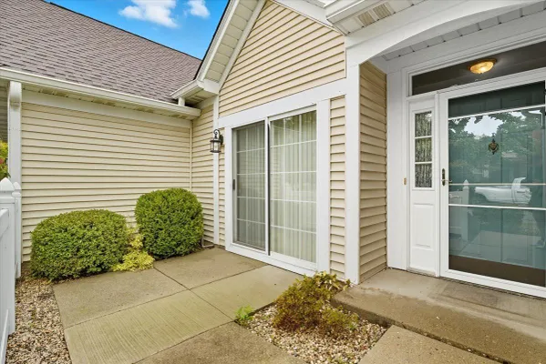 Property Slideshow image 3 of 25 | 2346 ashbrook ln, Grayslake, IL, 60030