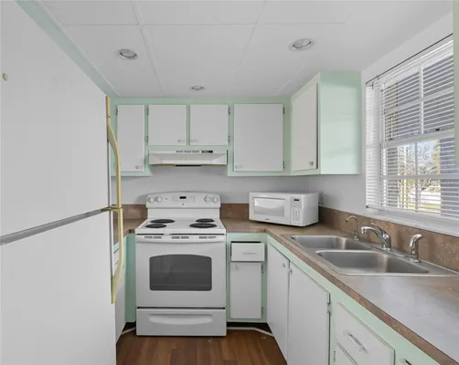 Property Slideshow image 2 of 23 | 4705 5th st w apt 302, Bradenton, FL, 34207