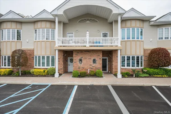 Property Slideshow image 2 of 20 | 12 sarah ct, Babylon, NY, 11701