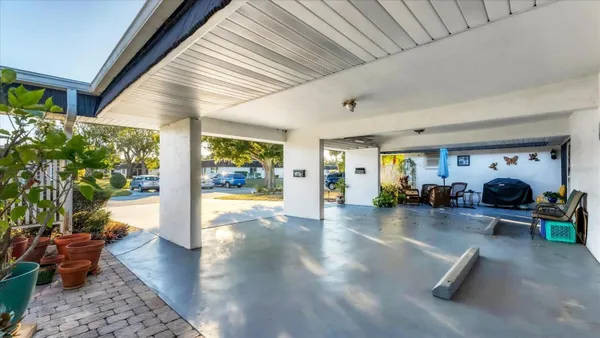 Property Slideshow image 3 of 38 | 3823 glen oaks dr 83, Sarasota, FL, 34232