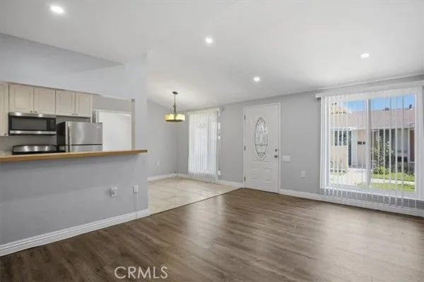 Property Slideshow image 2 of 23 | 19208 avenue of the oaks g, Newhall, CA, 91321