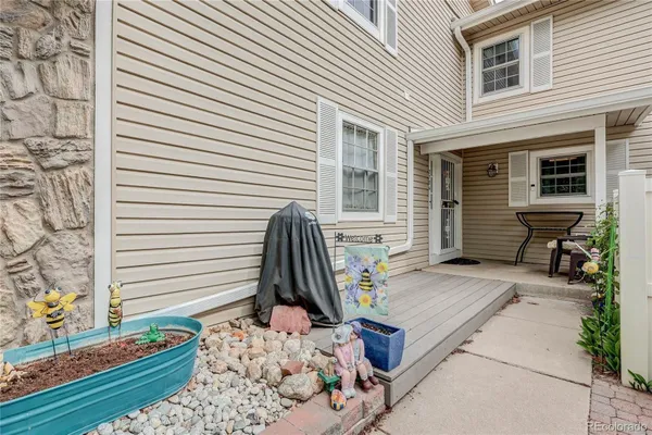 Property Slideshow image 2 of 50 | 2784 s heather gardens way, Aurora, CO, 80014