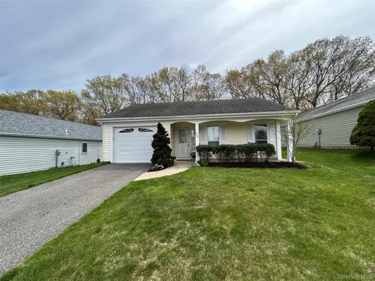 Property Slideshow image 3 of 18 | 520 cranston ln, Brookhaven, NY, 11961