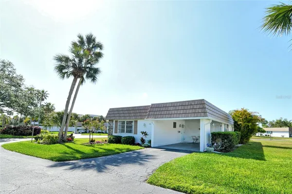 Property Slideshow image 2 of 47 | 2752 riverbluff pl # 66, Sarasota, FL, 34231