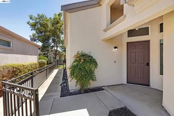 Property Slideshow image 3 of 32 | 1586 imperial way, Brentwood (Cc), CA, 94513